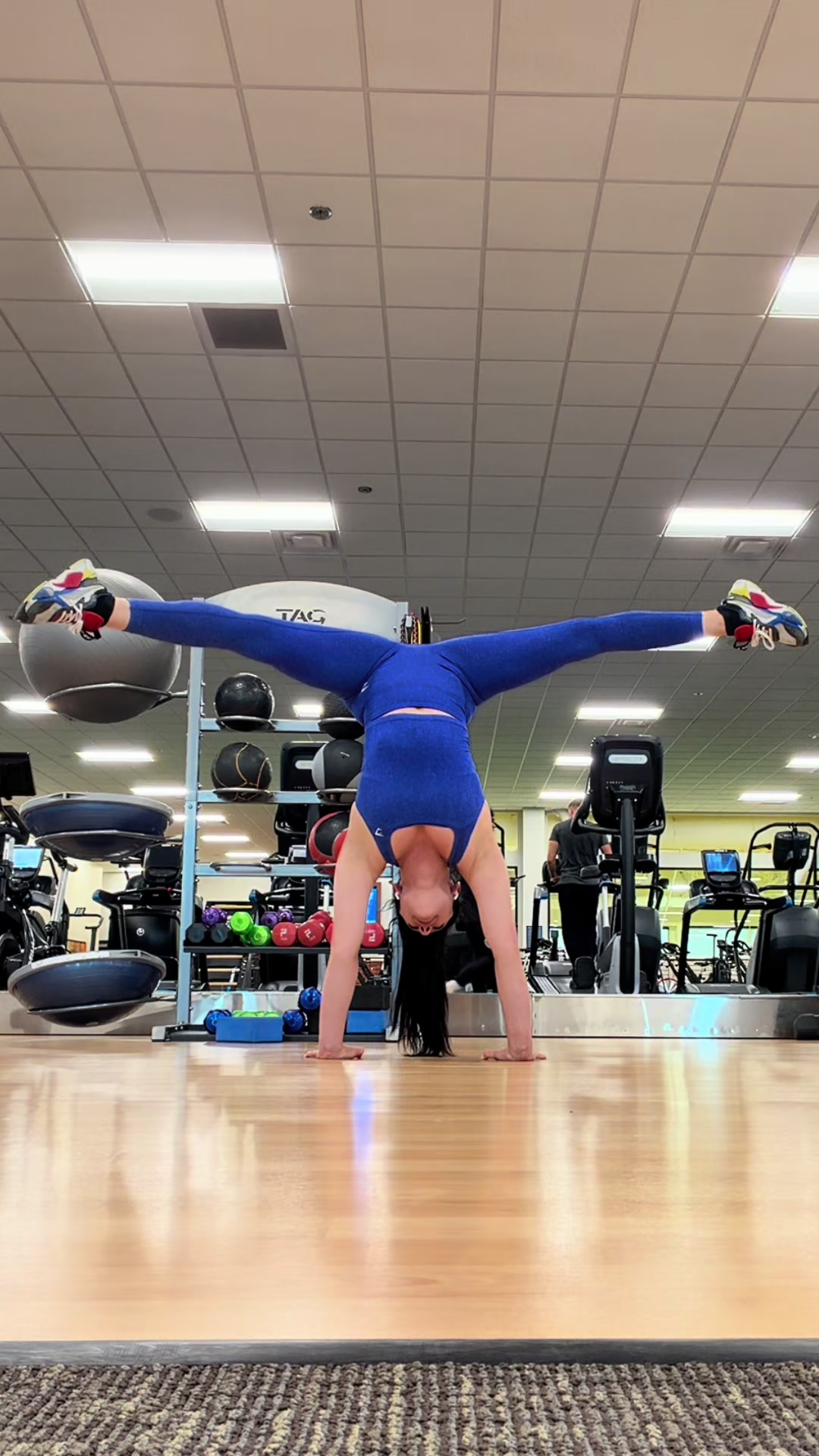 @ElaPoleDance
