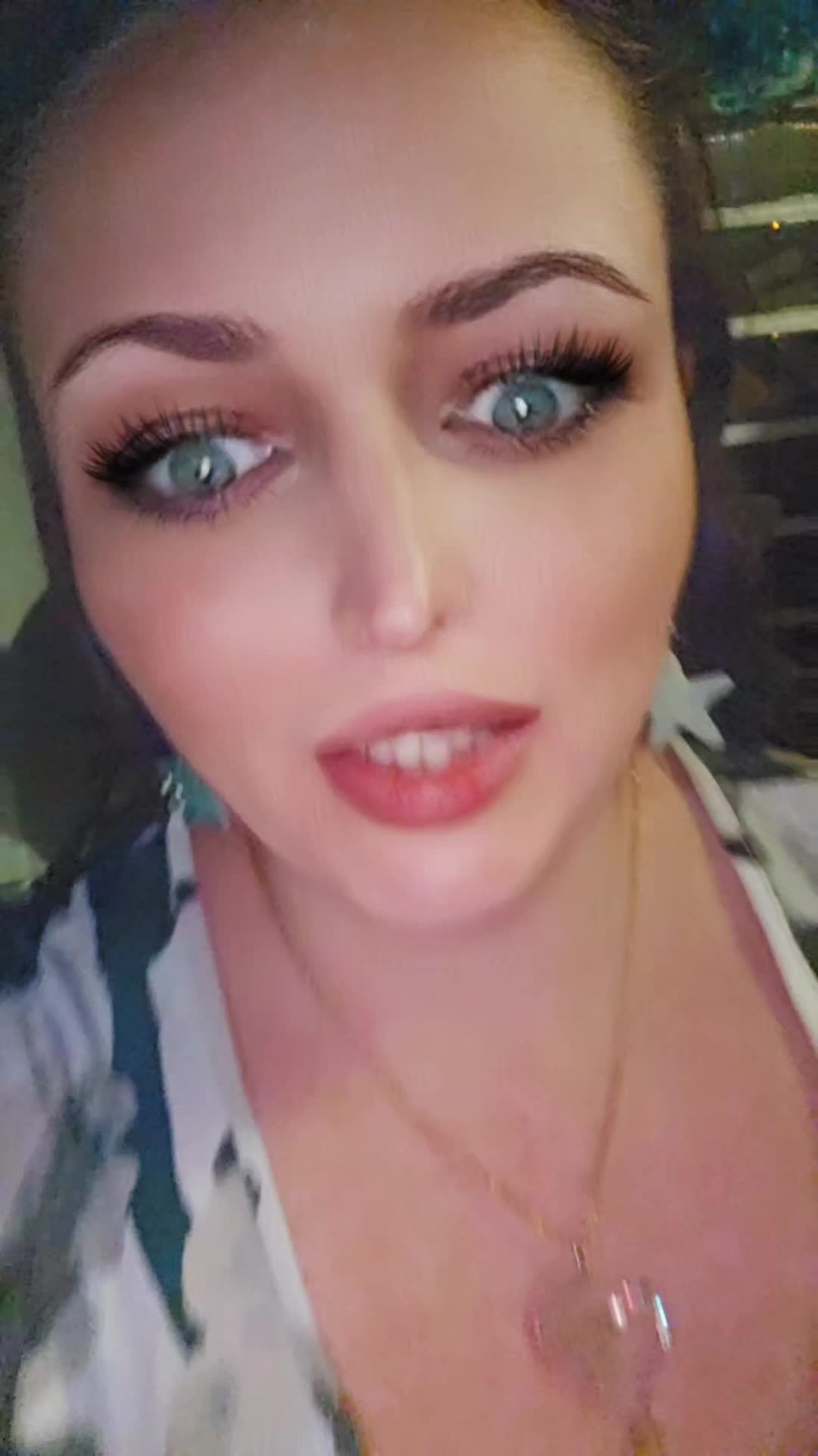 @KimCroft🧸🌹💙🎸🐋🐬🦋😈👻☘️🔥