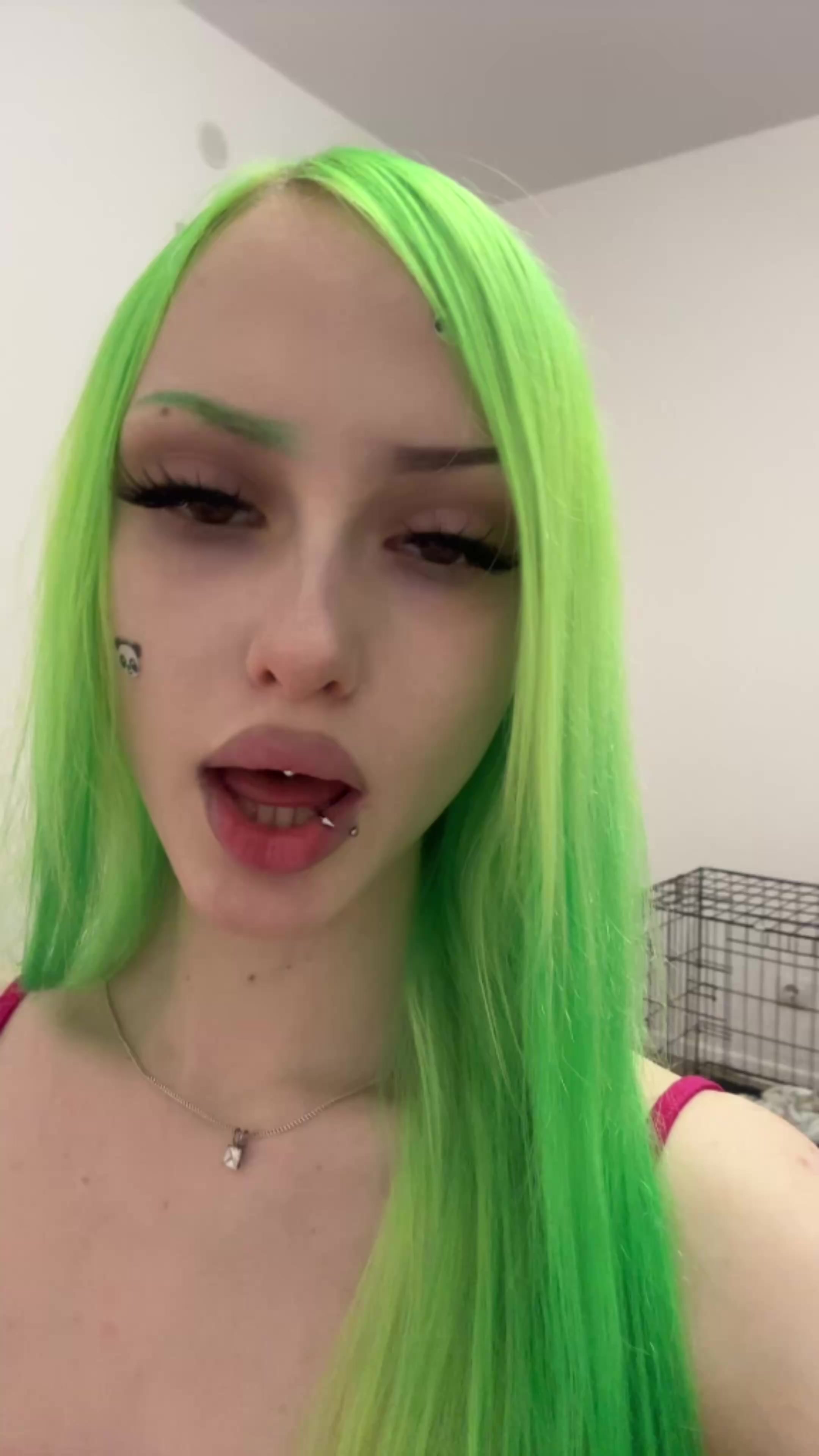 @🙎🏼&zwj;♀️