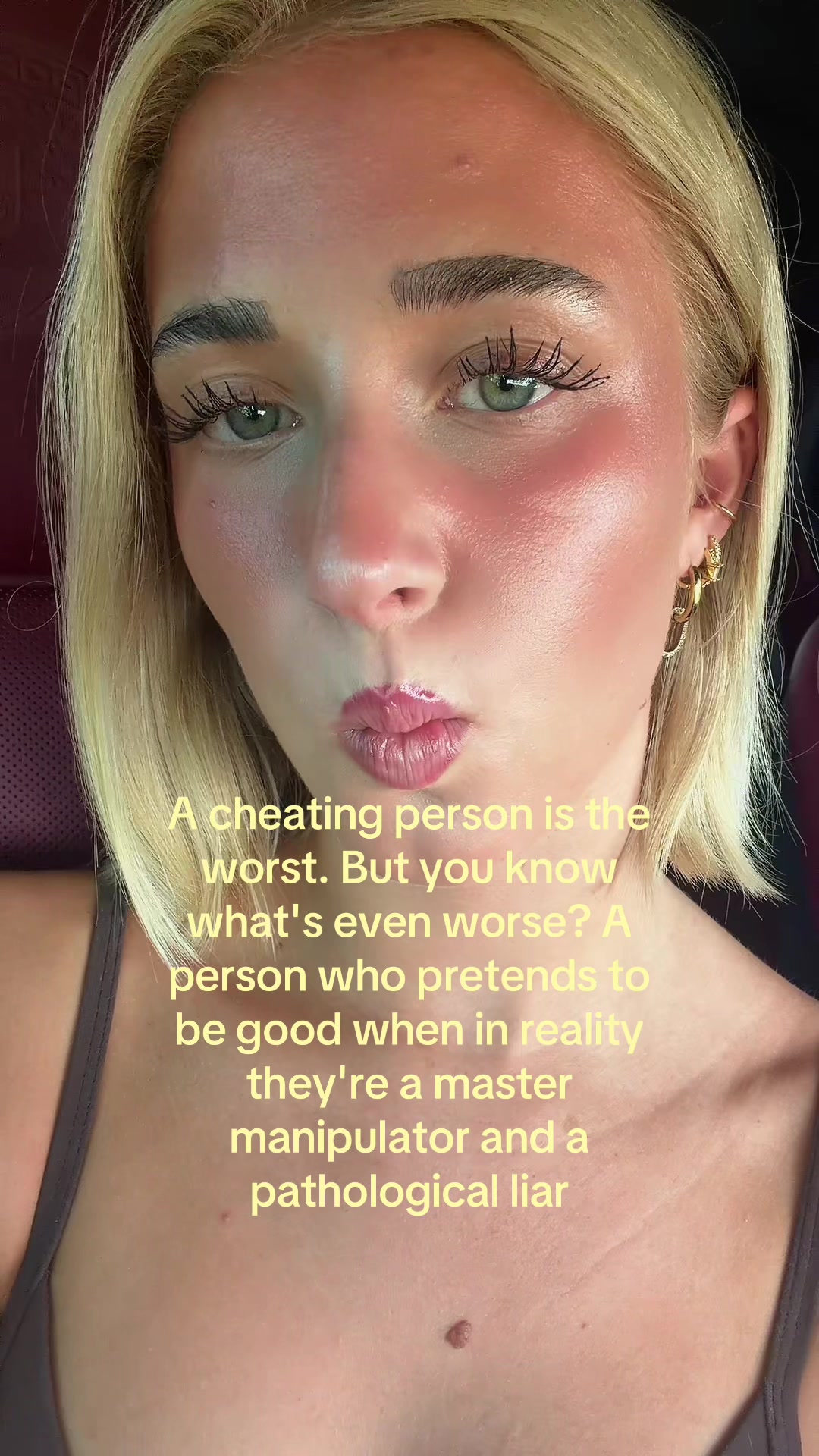 @theelliebarker