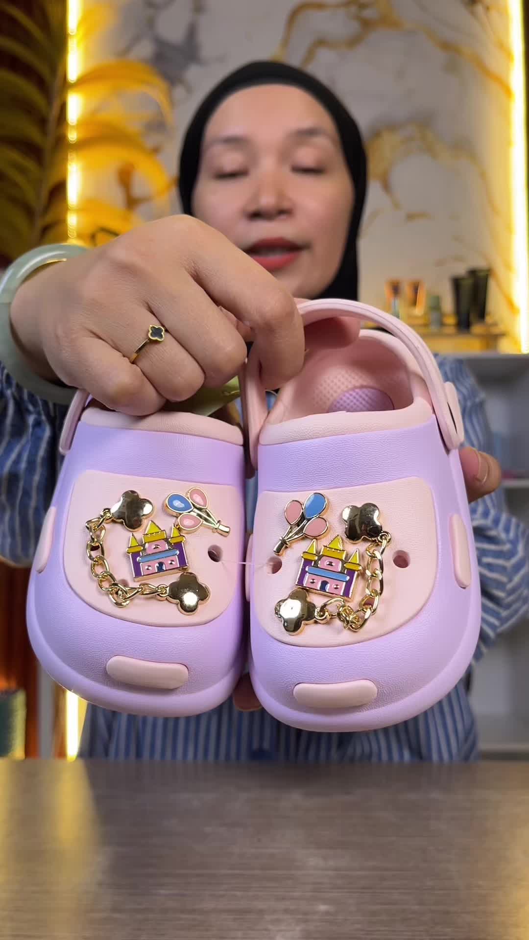 @LELI si paling TAS dan SANDAL