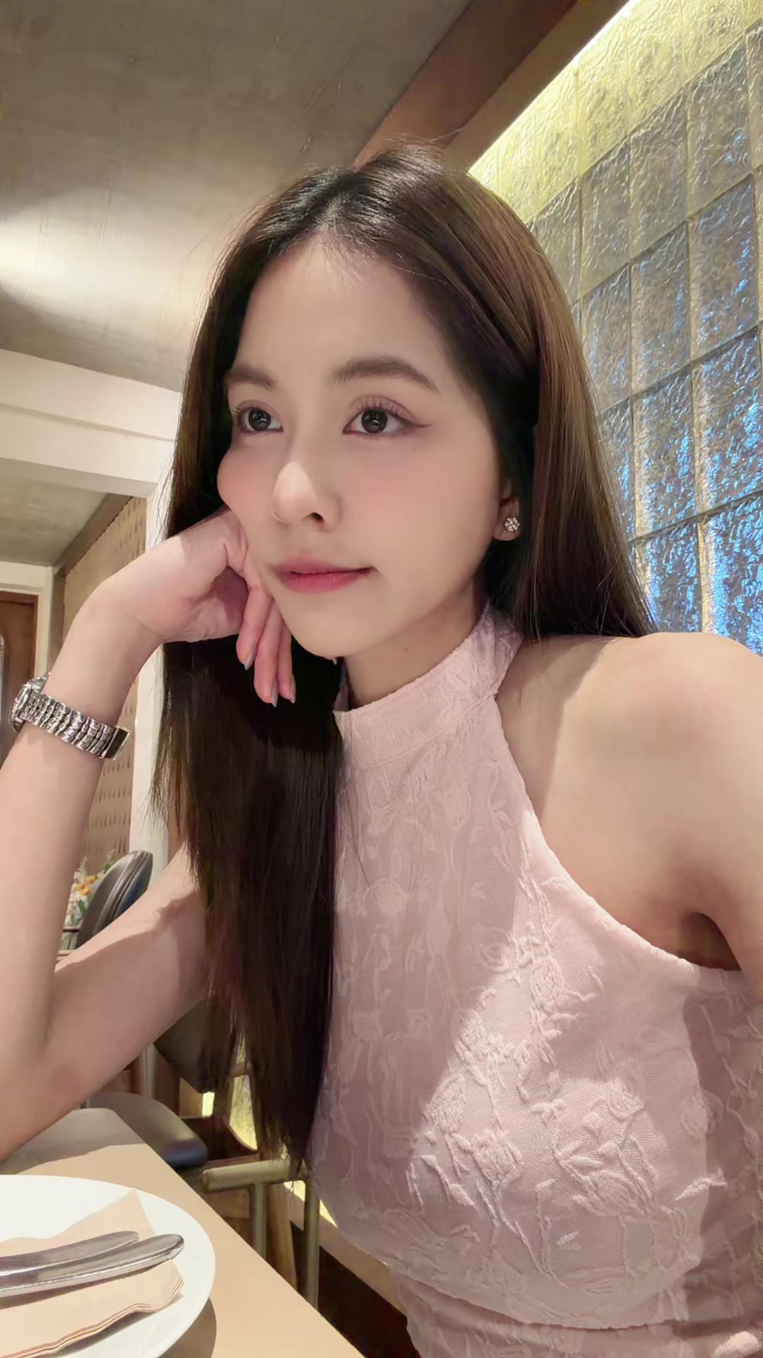 @。◕‿◕。