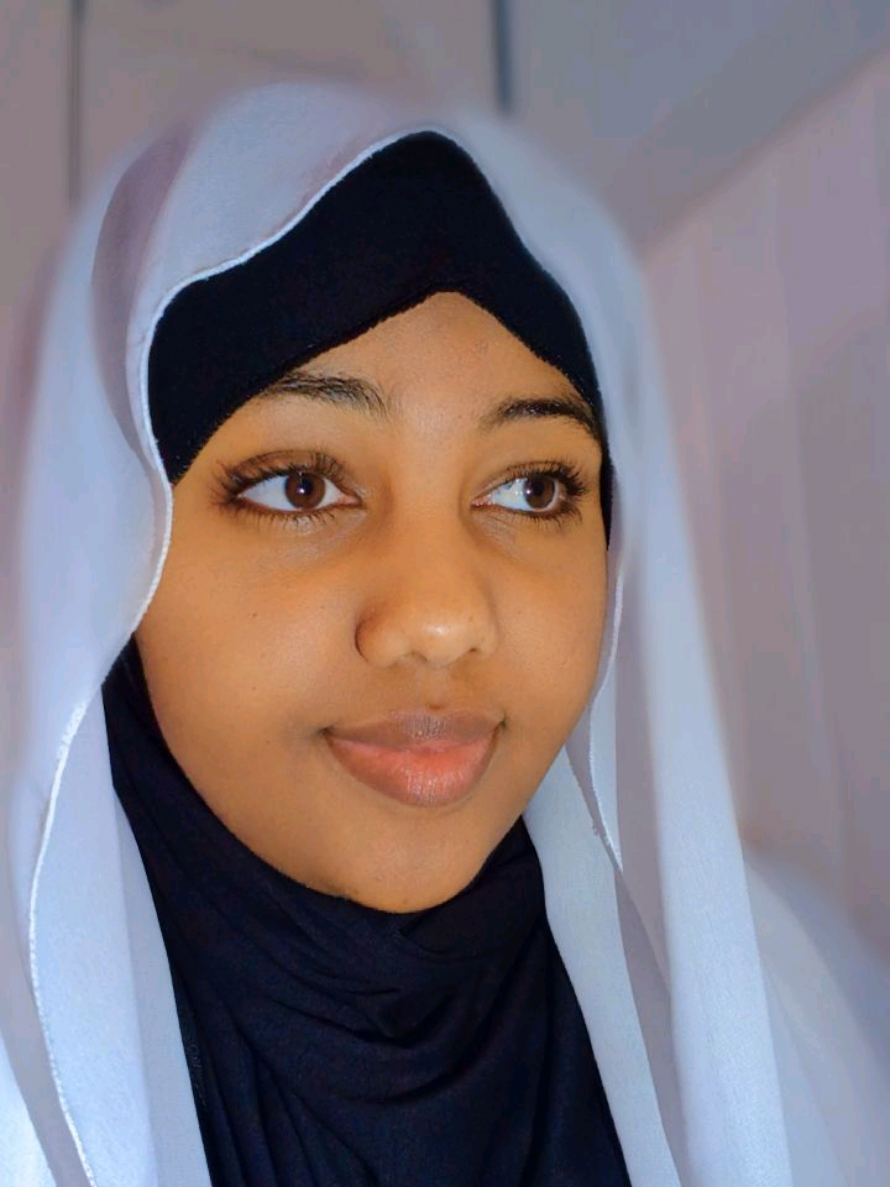 @Ashitii 🦋.....👆🧕🍫👑
