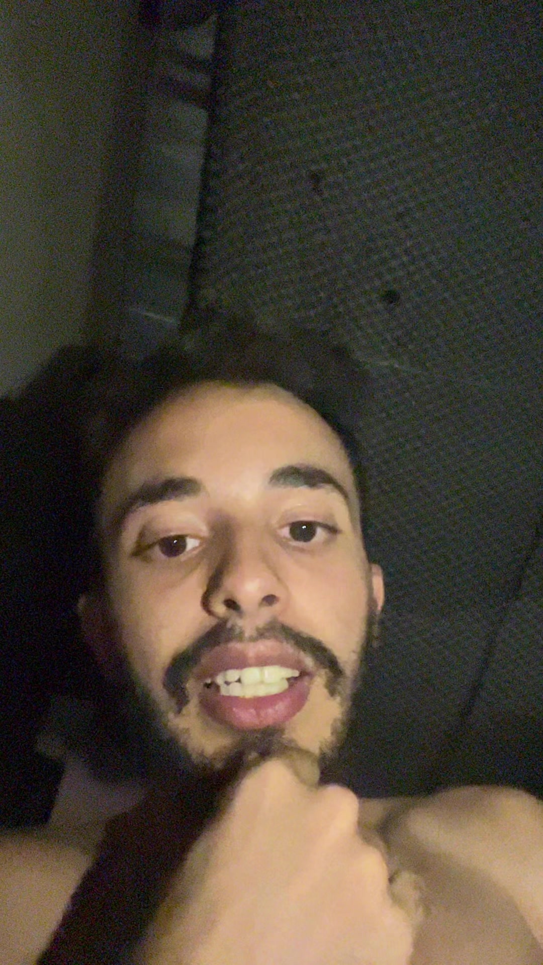 @•