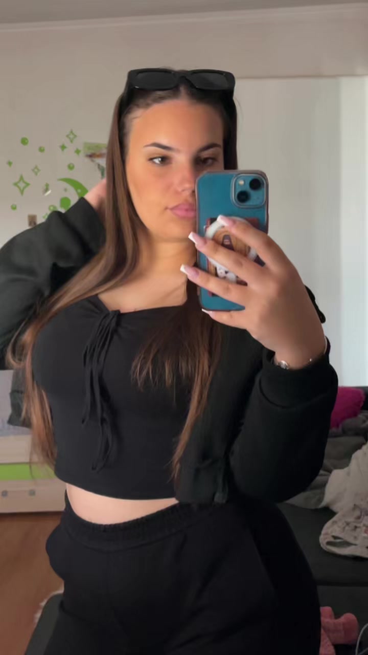 @𝒯