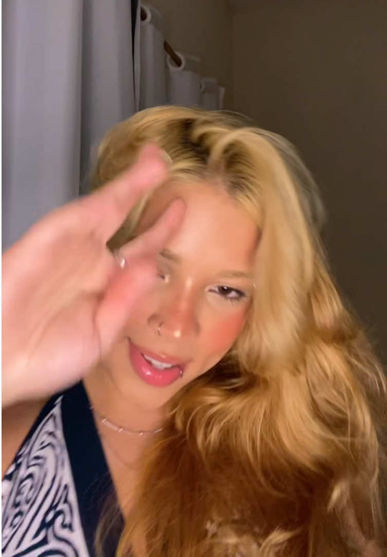 @mchelynz