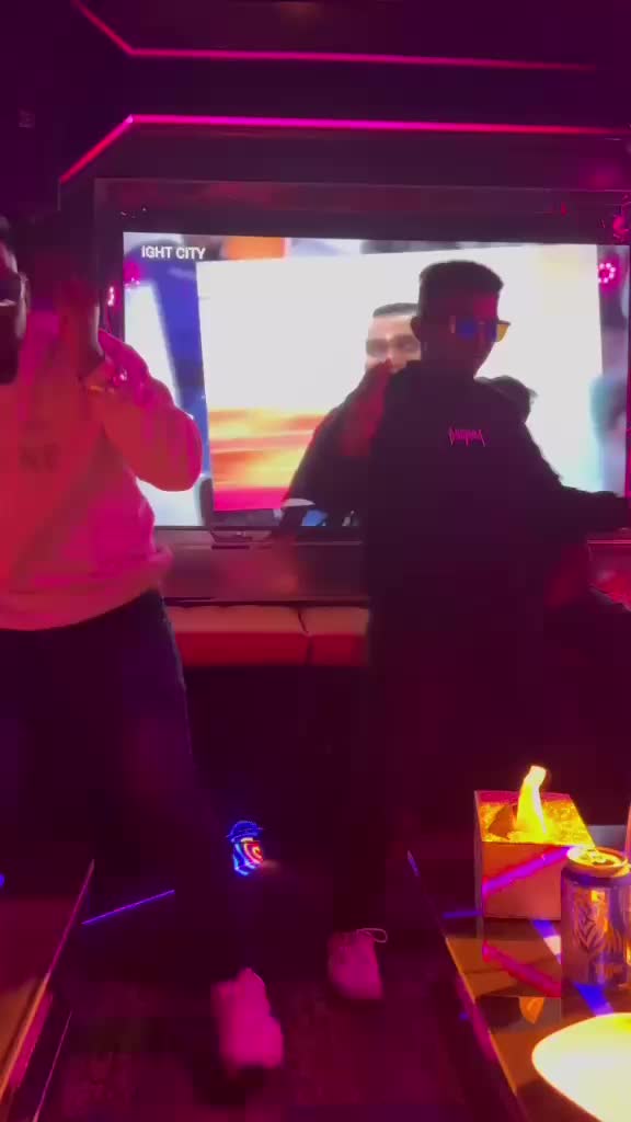 @Kaviyarasu_21