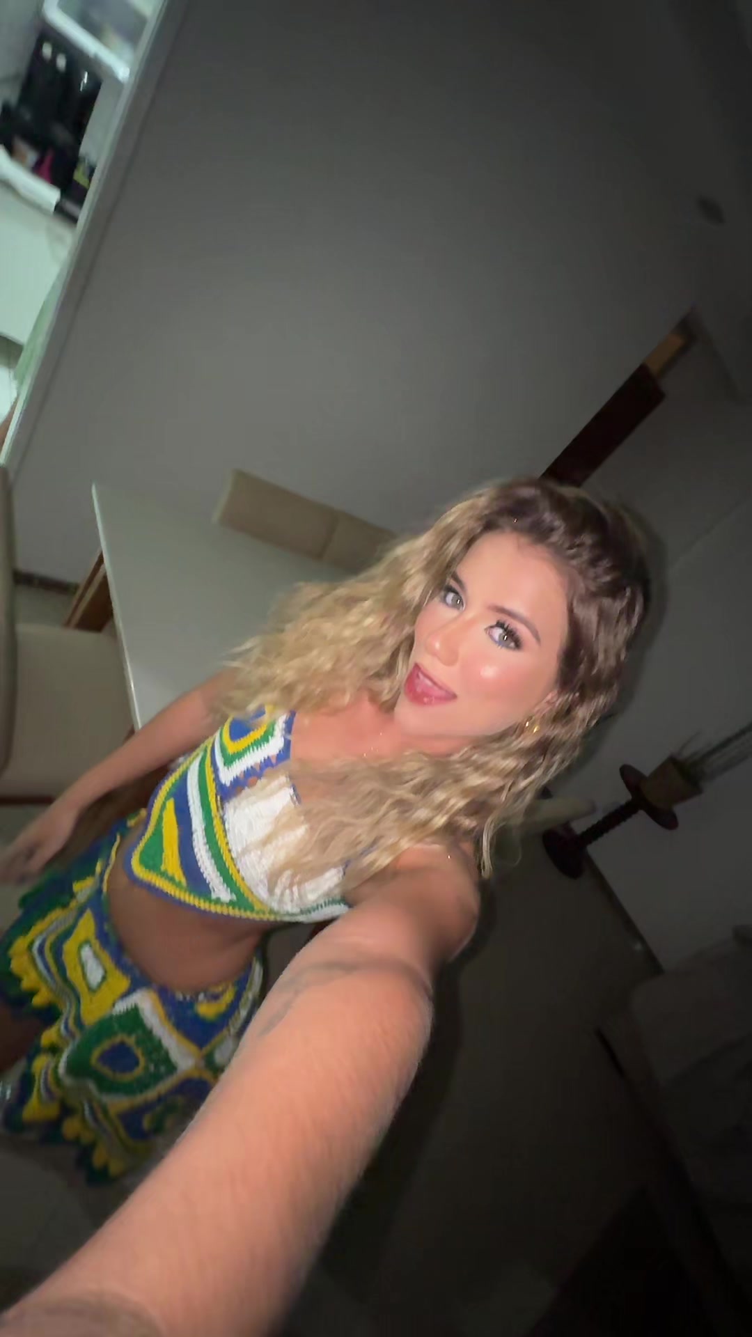 @LARISSA
