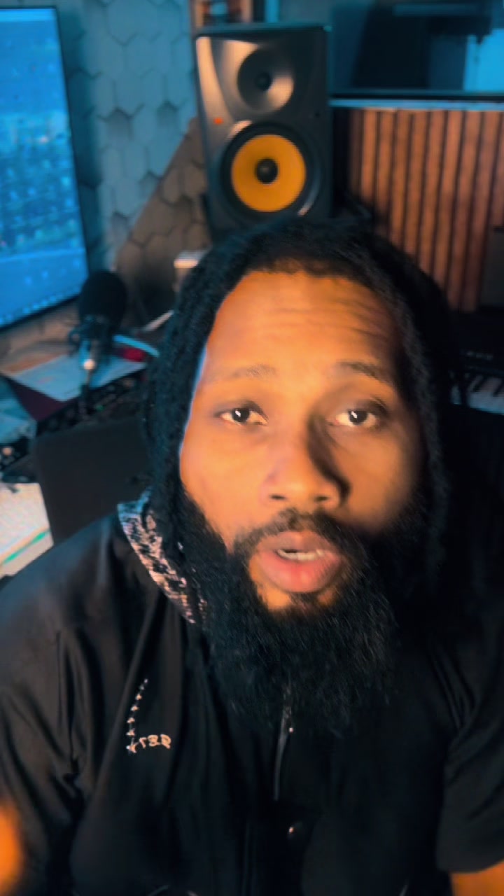 @R&sigma;ƈԋ Aɾƚԋ&upsilon;ɾ on The beat