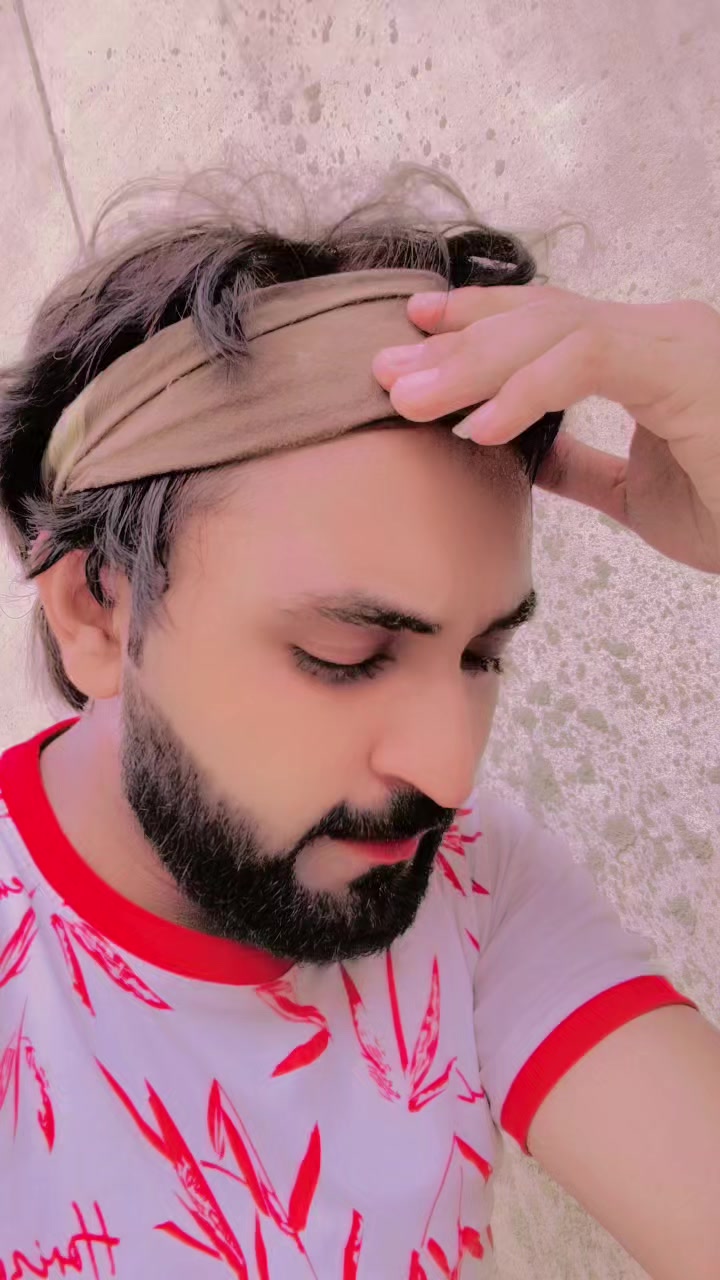 @shani 😍S😘 like follow 😵😡