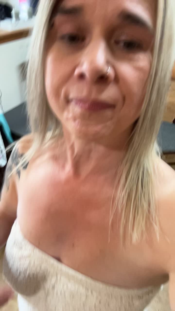 @Hotmomvibes