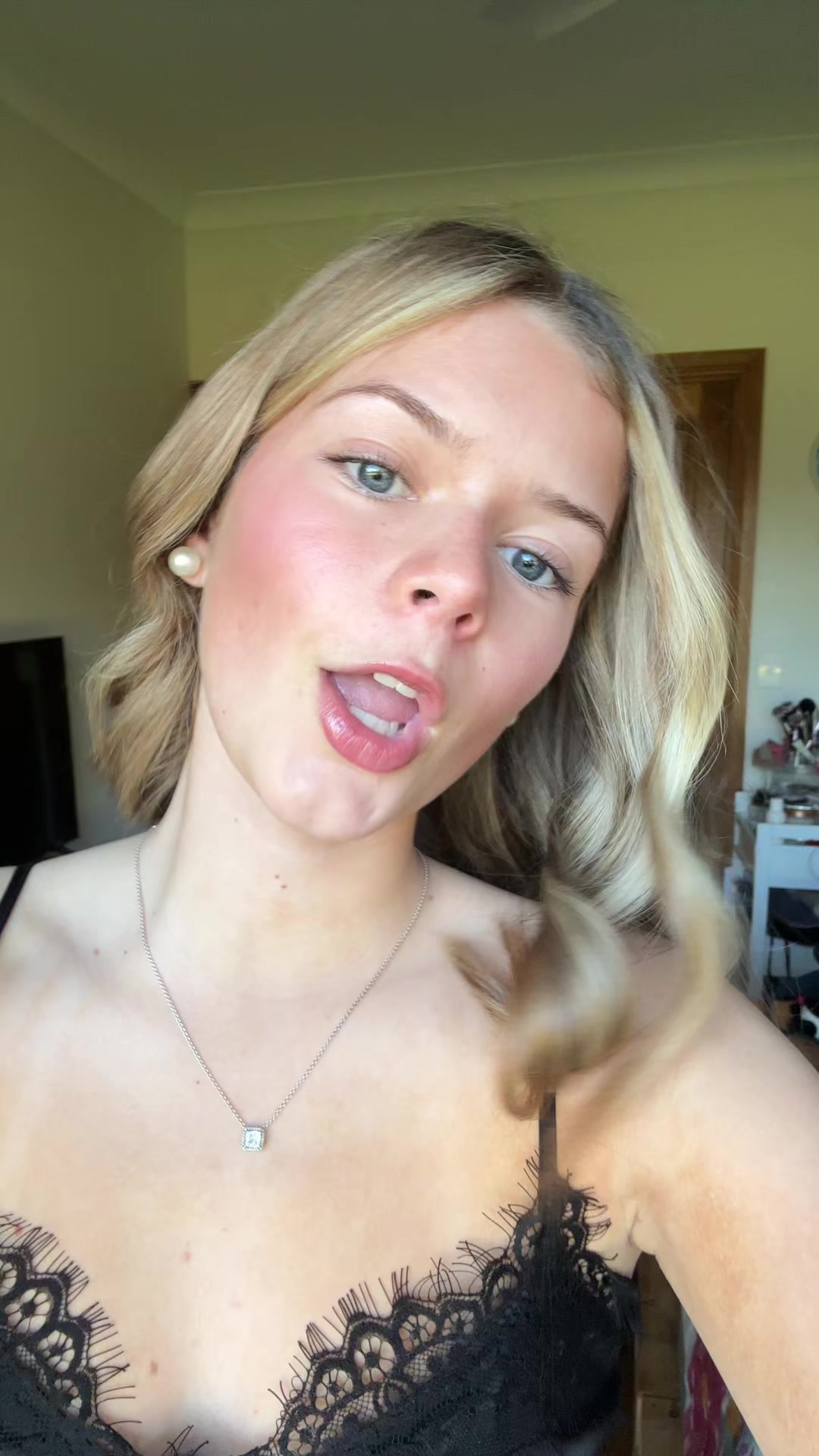 @priv 🤗