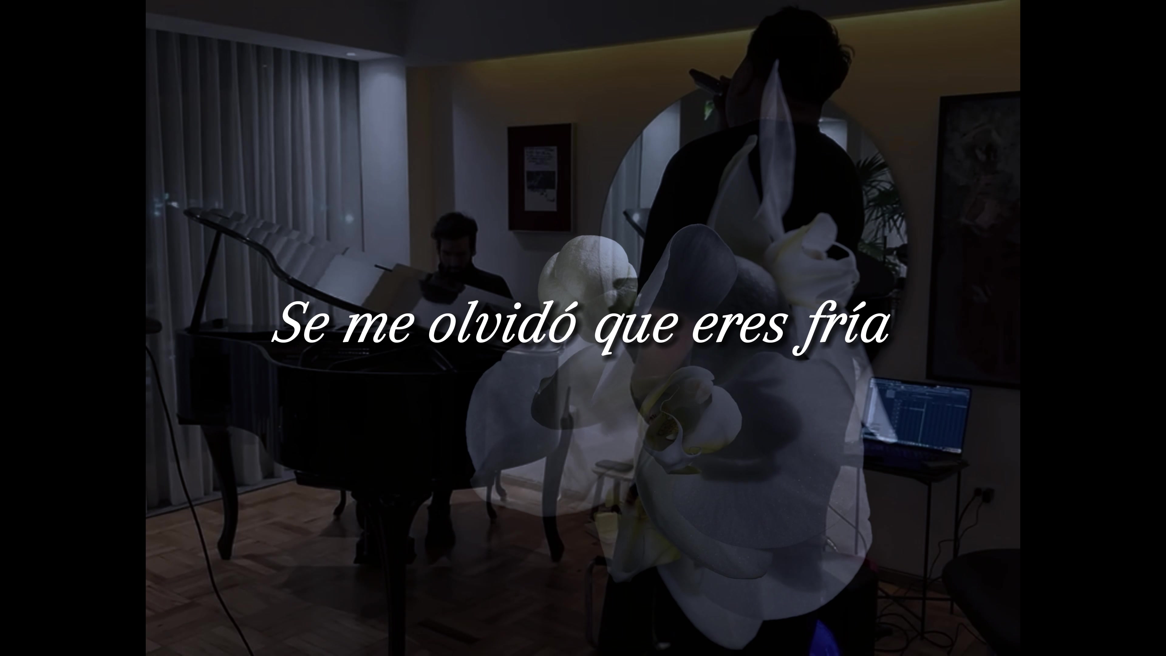 @曇る