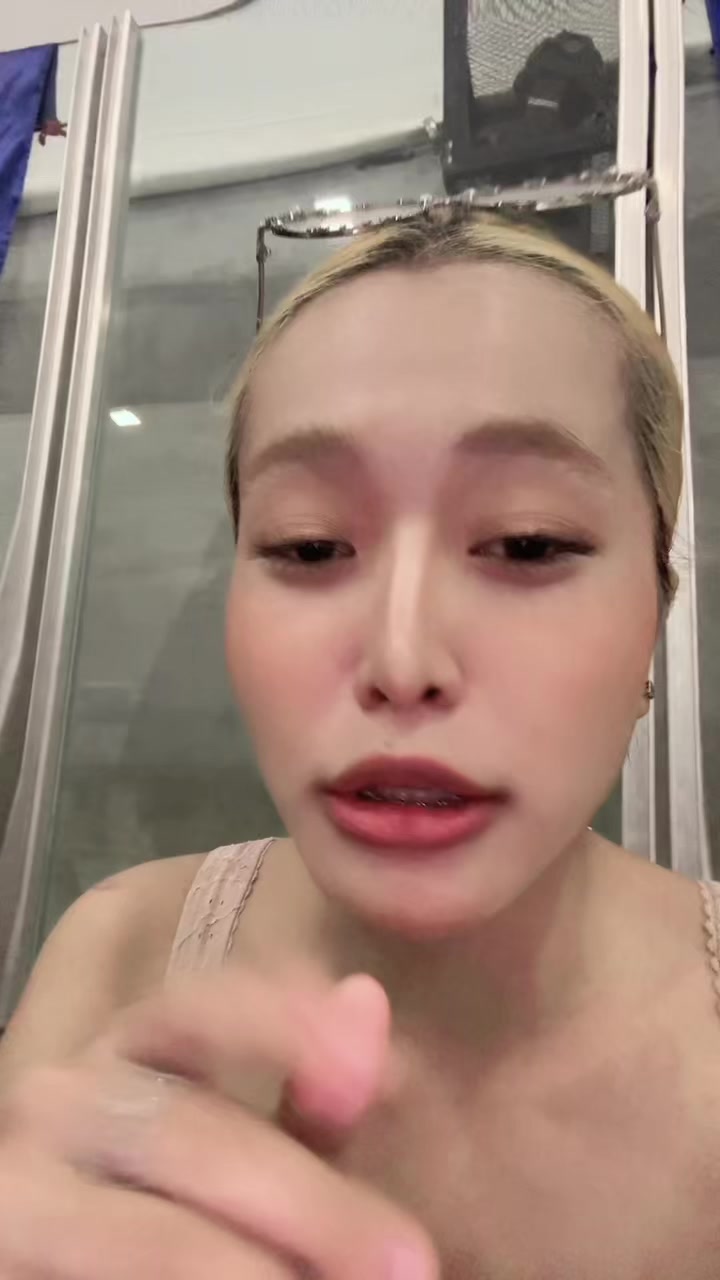 @Betsy Bombastic - ប៊េតសុី