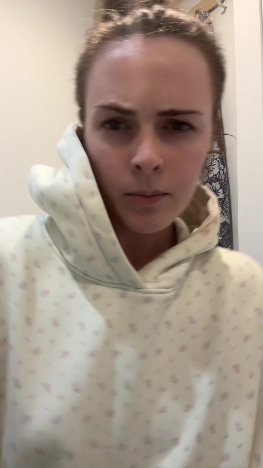 @🧍🏼&zwj;♀️