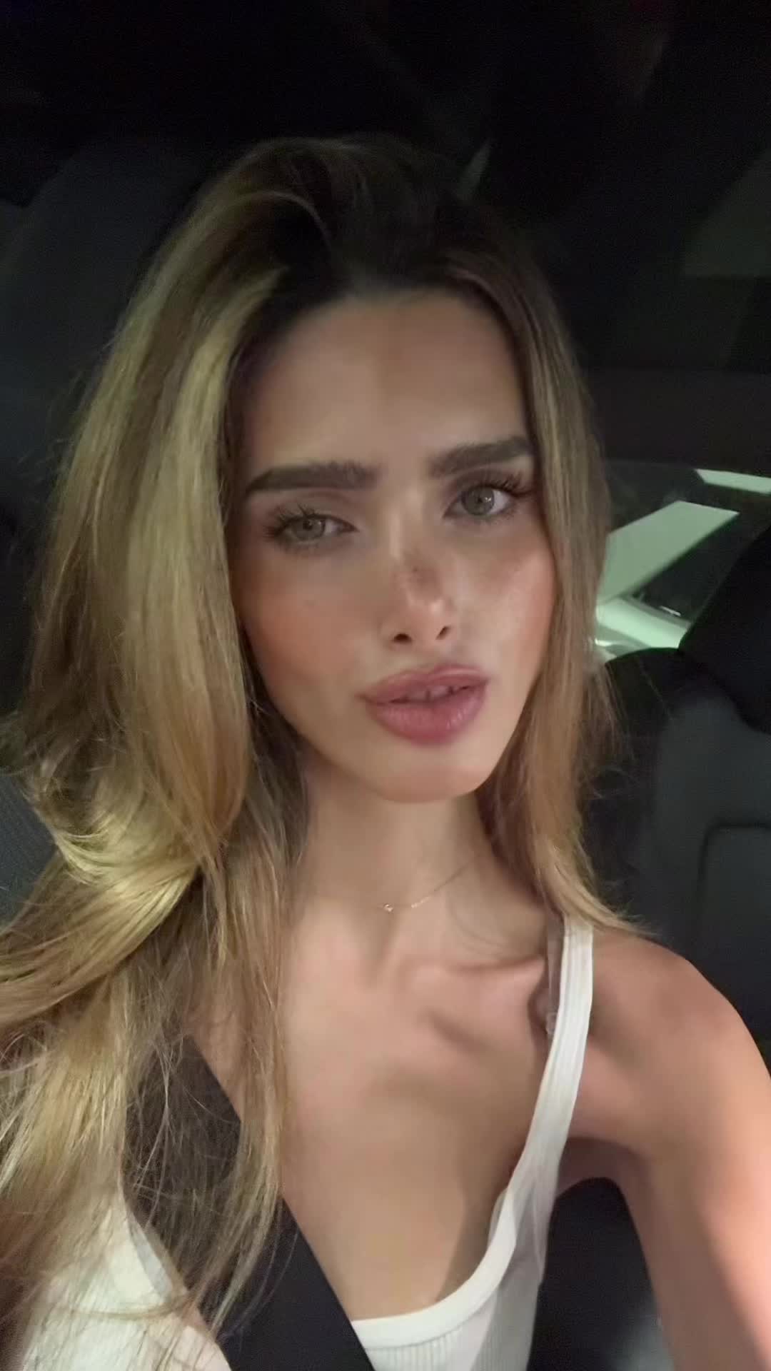 @Adora