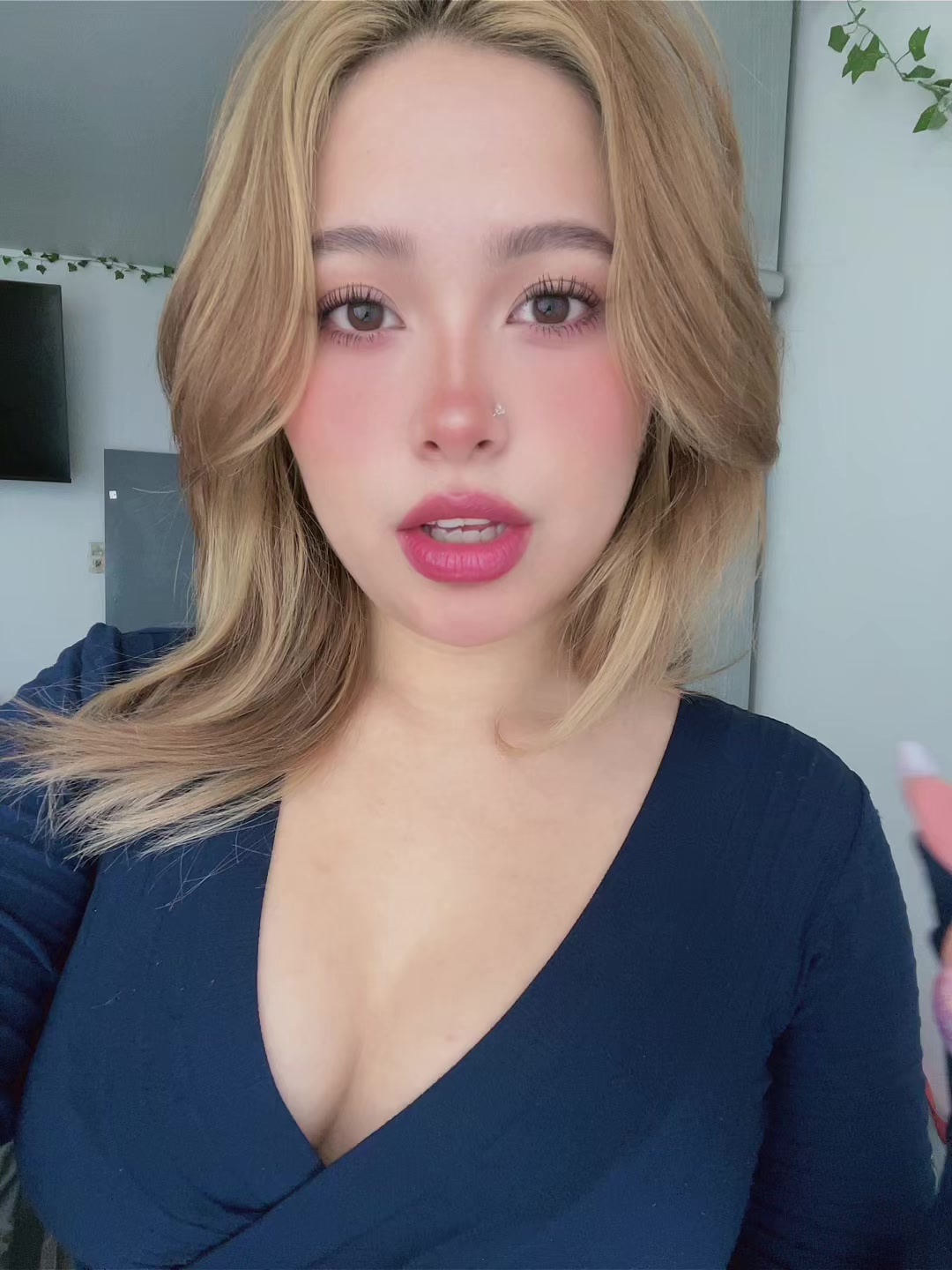 @🧘🏼&zwj;♀️