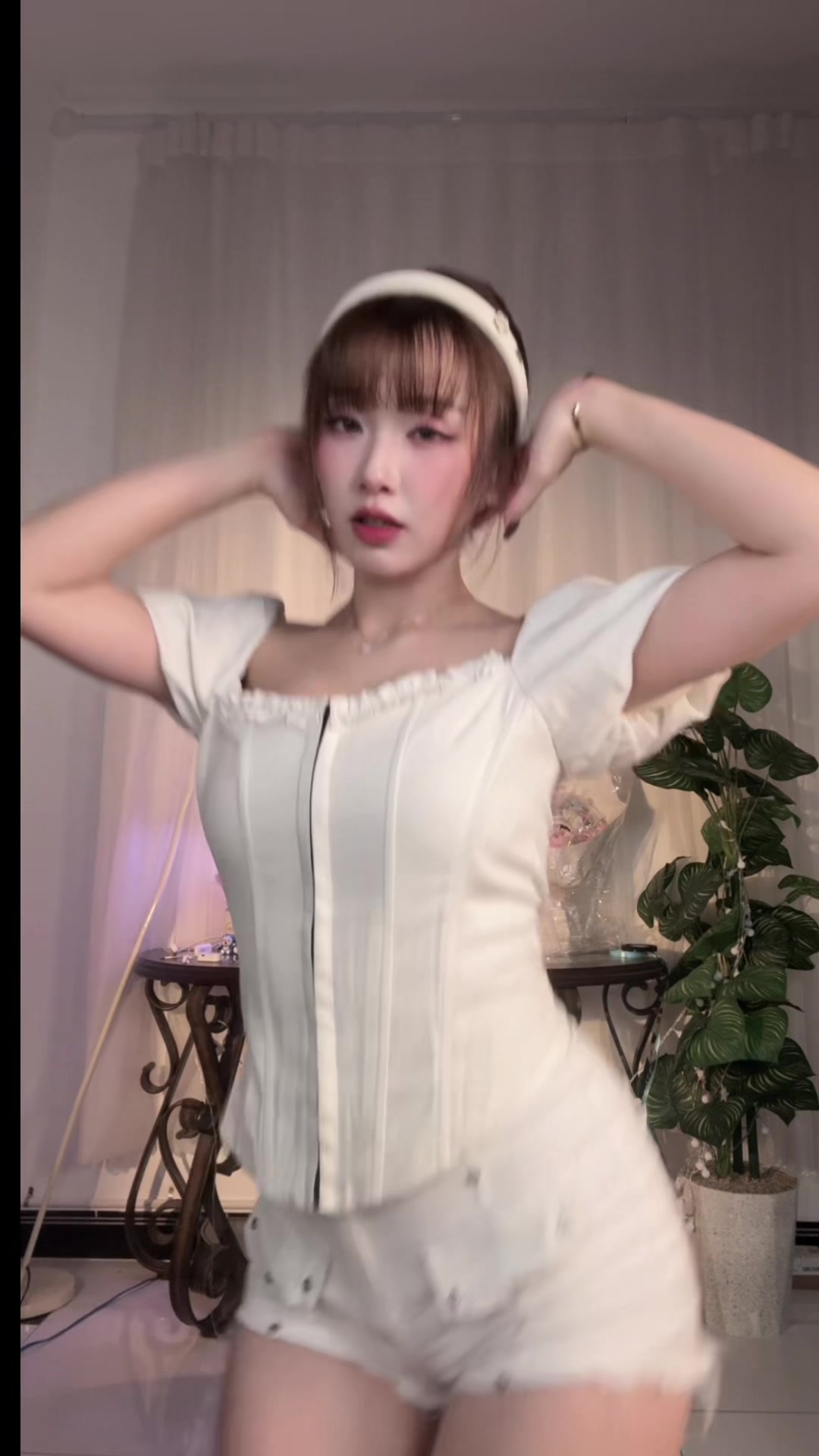 @𝓗𝓪̀ 𝓥𝓲 🌷
