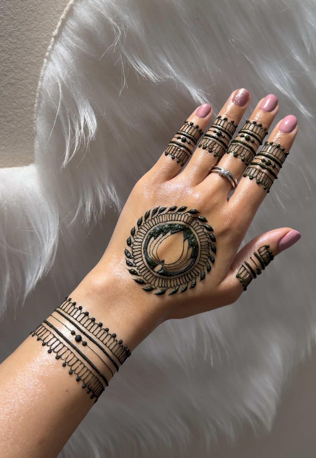@charmsofmehandi