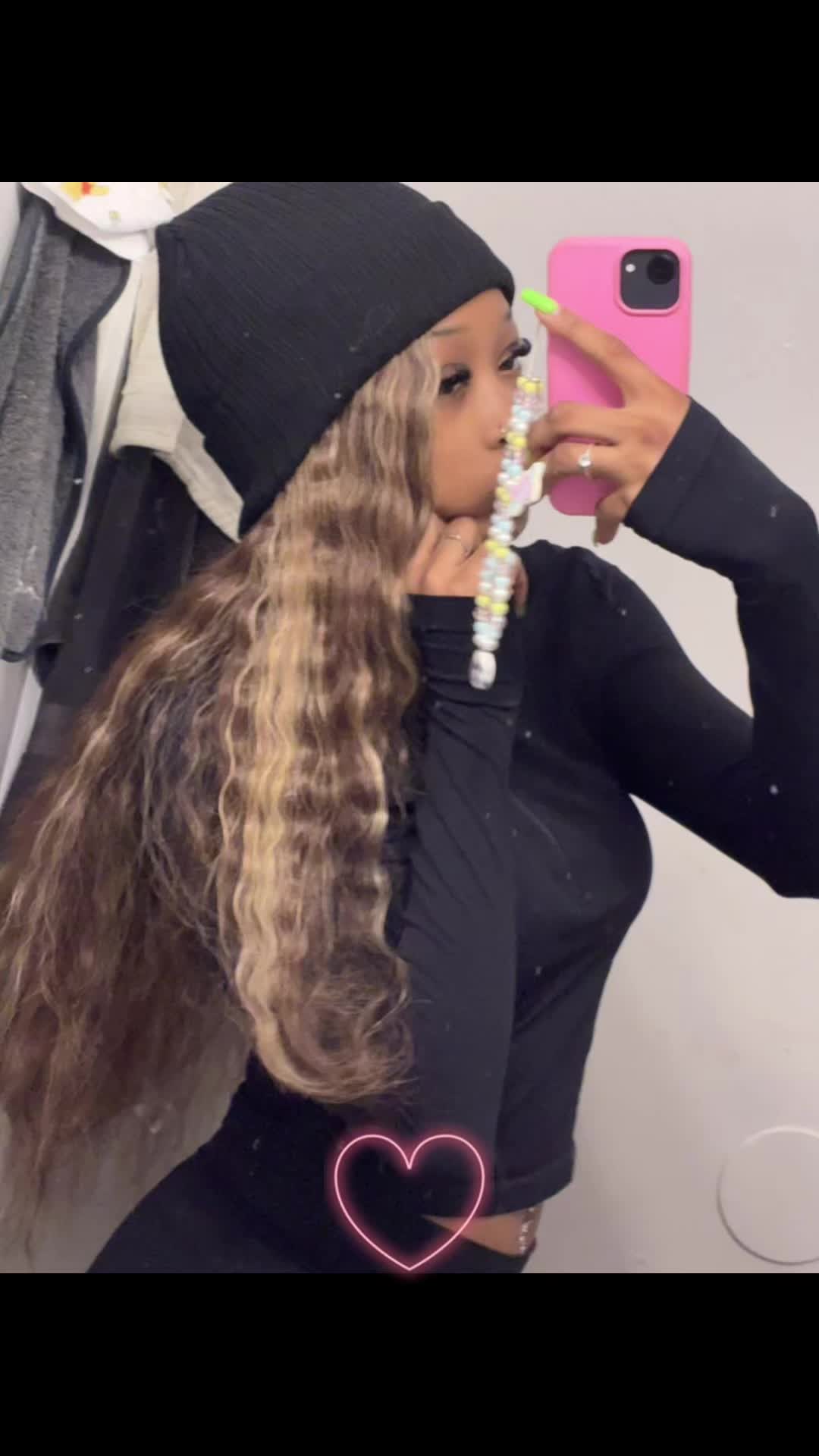 @_ms.h0lly_wood