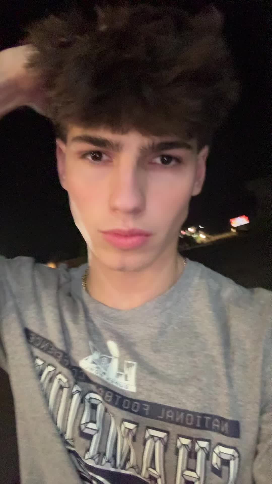 @AJ 🪿