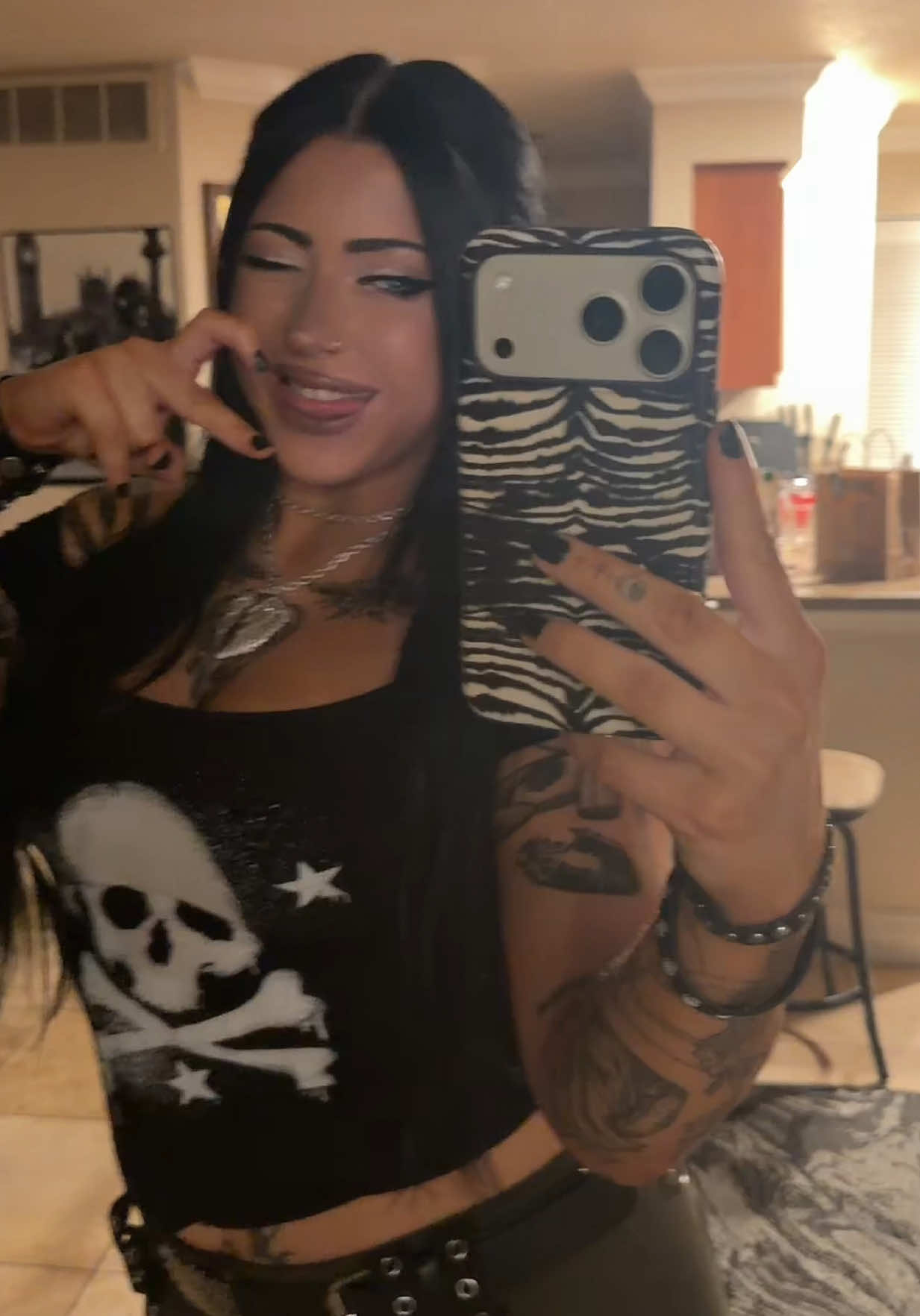 @drowningmysorrowz