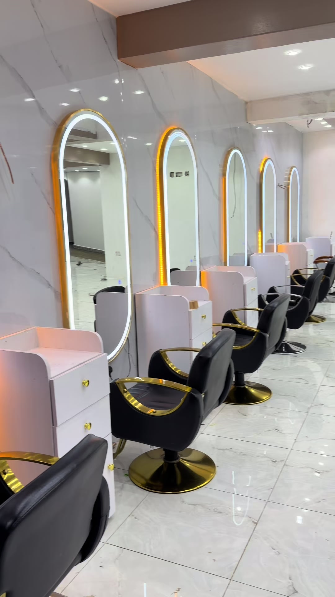 @GEECURLY SALON