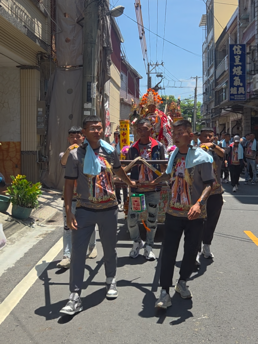 @帥哥跑廟會