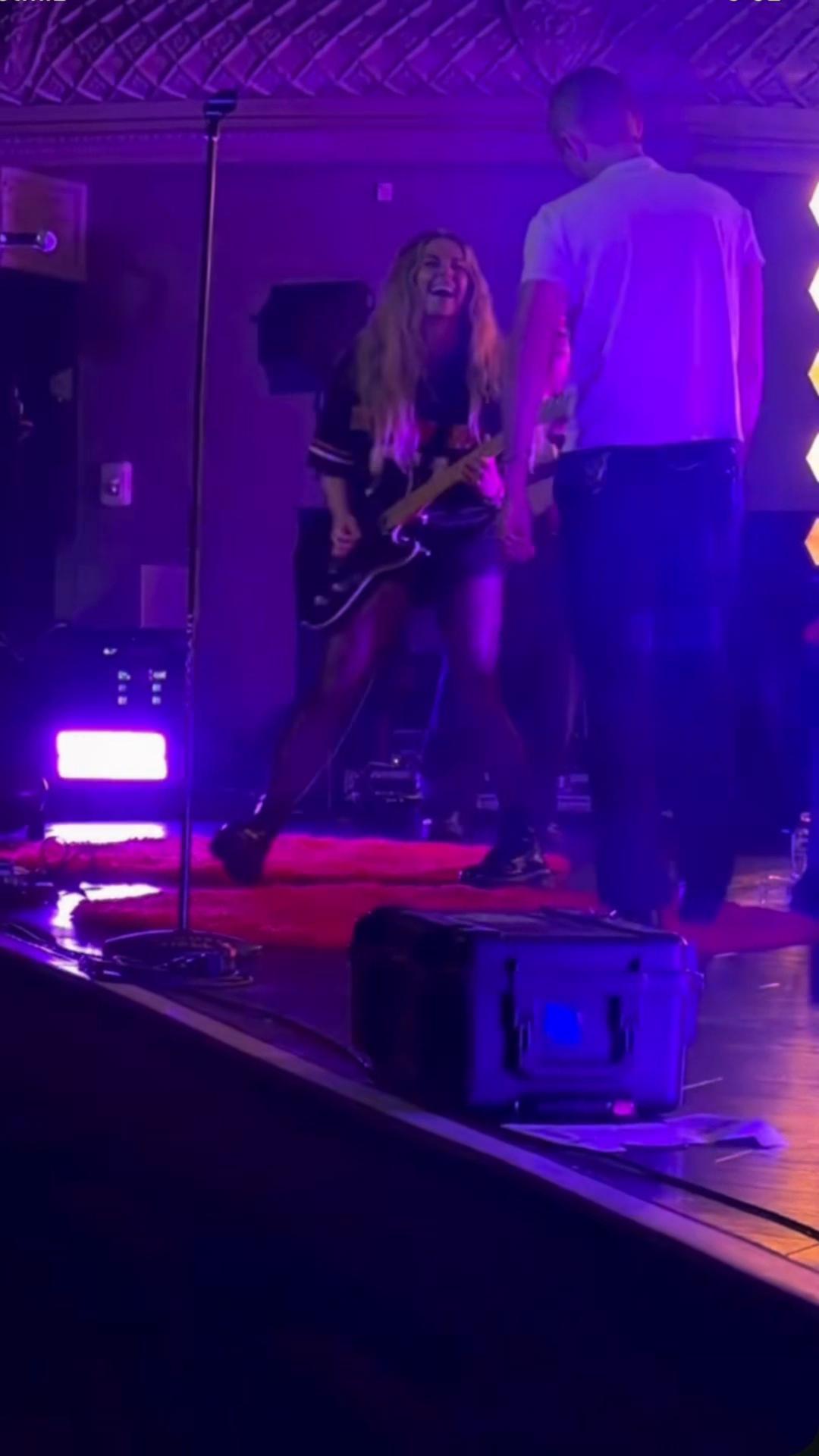 @lindsayell