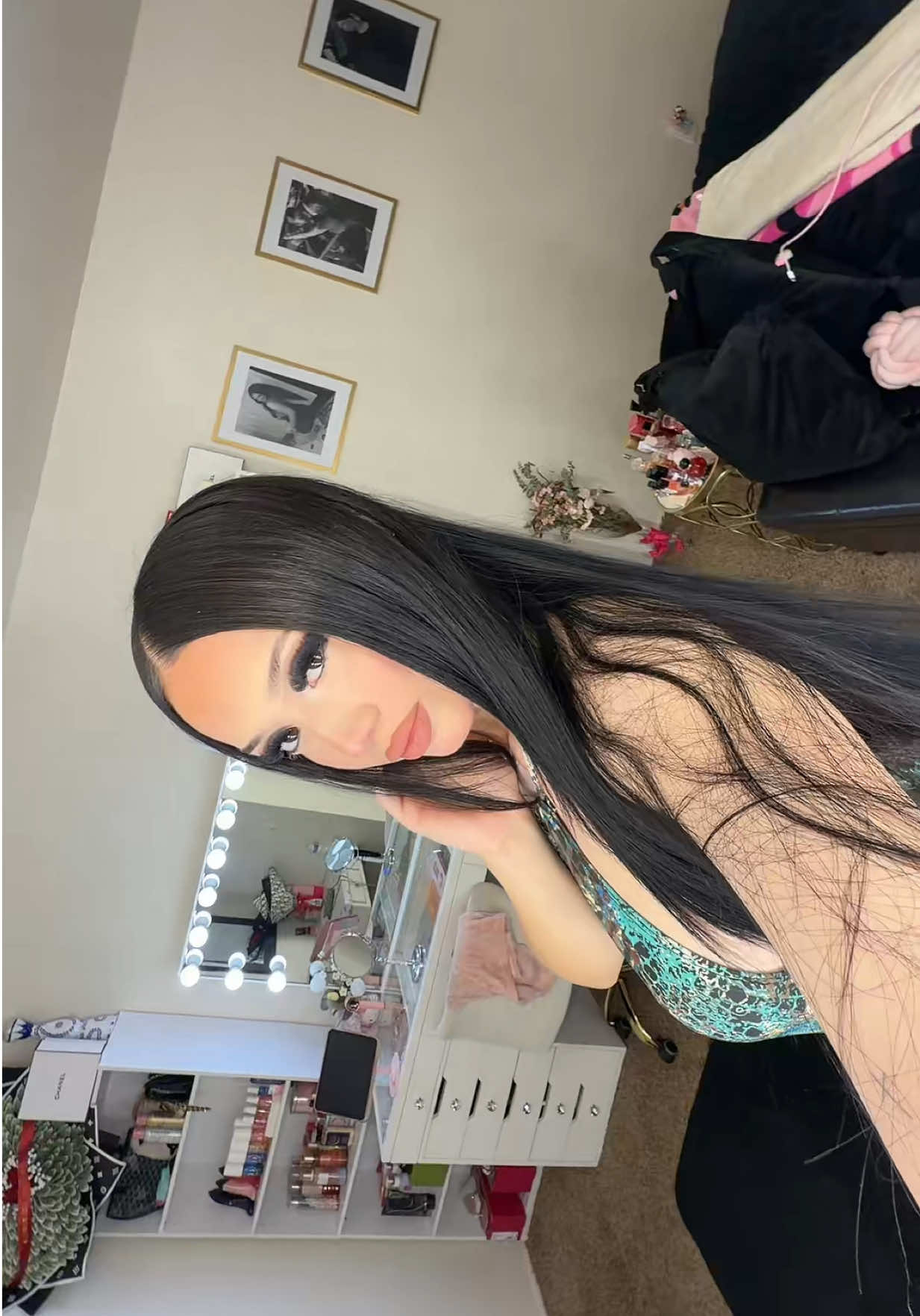 @𝑨𝒏𝒂𝒉𝒊🧁