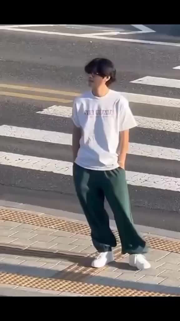 @(°_°)