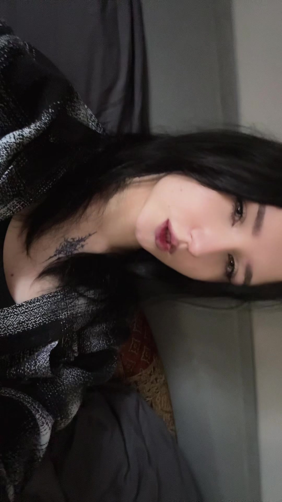 @олечка 𖣂