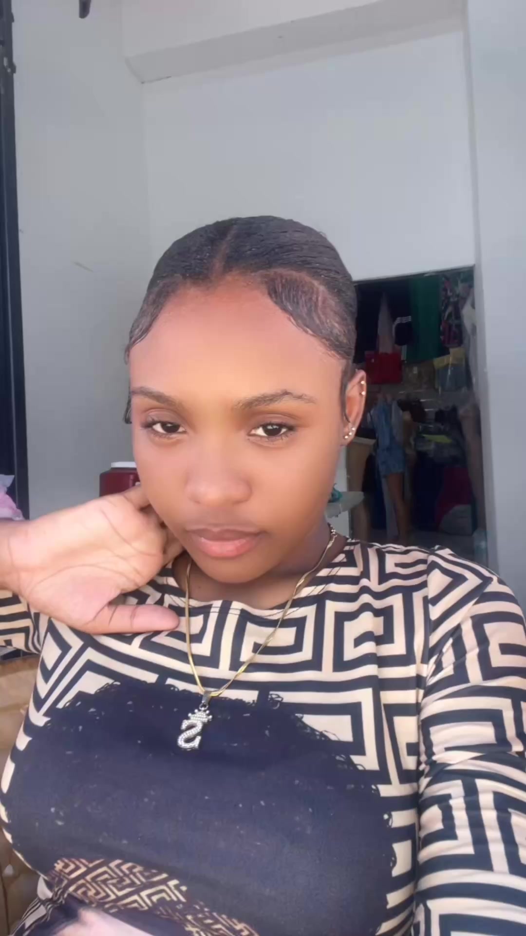 @niaabaee__