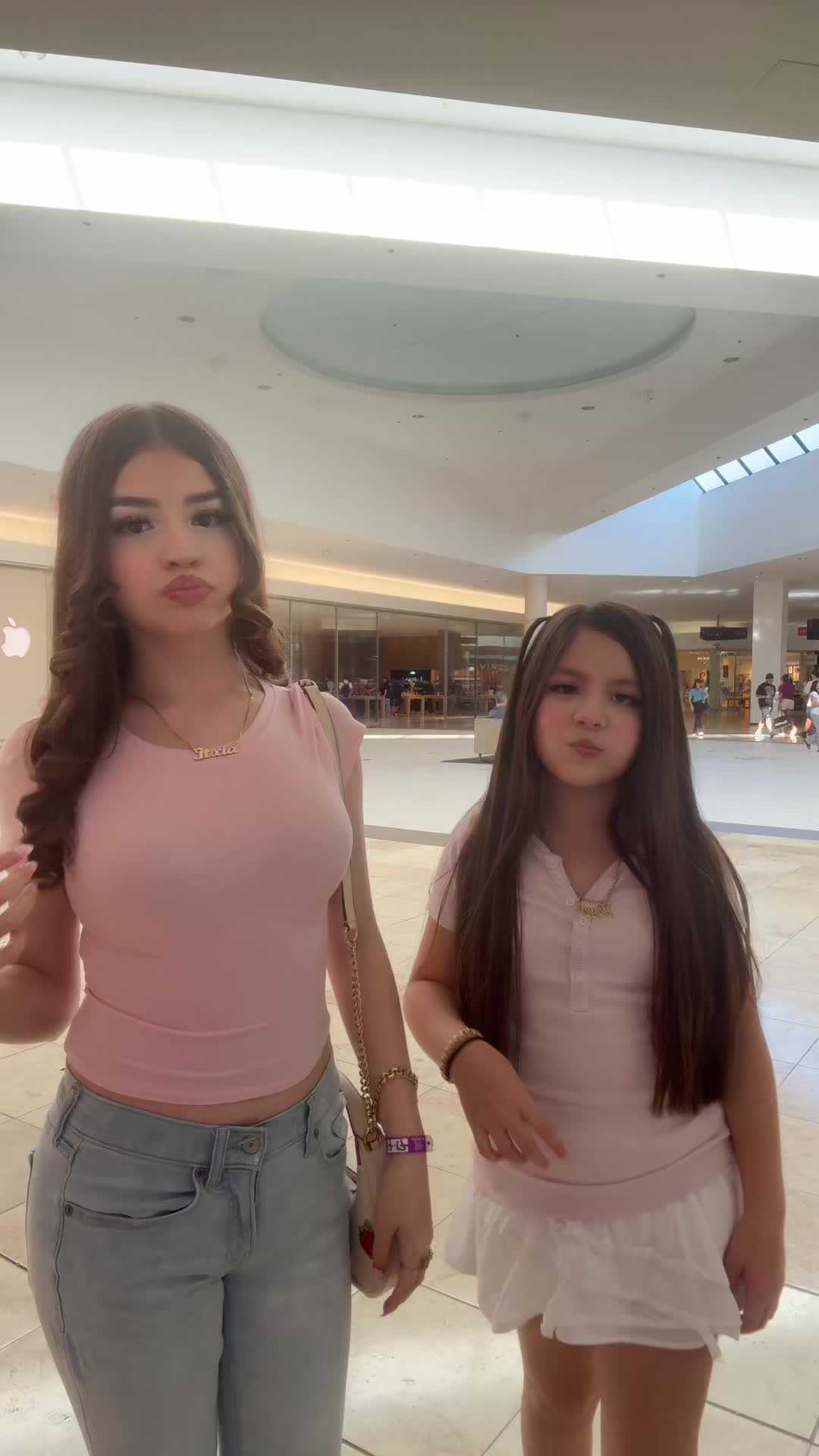 @Deliciaasisters