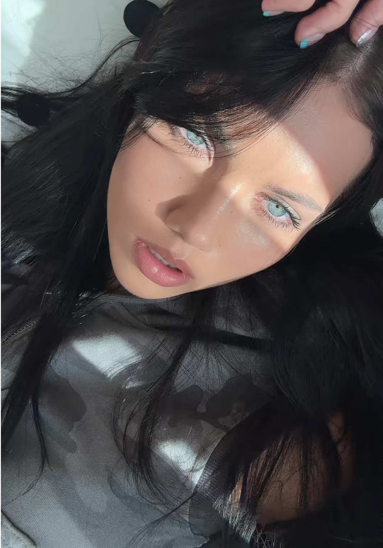 @<4