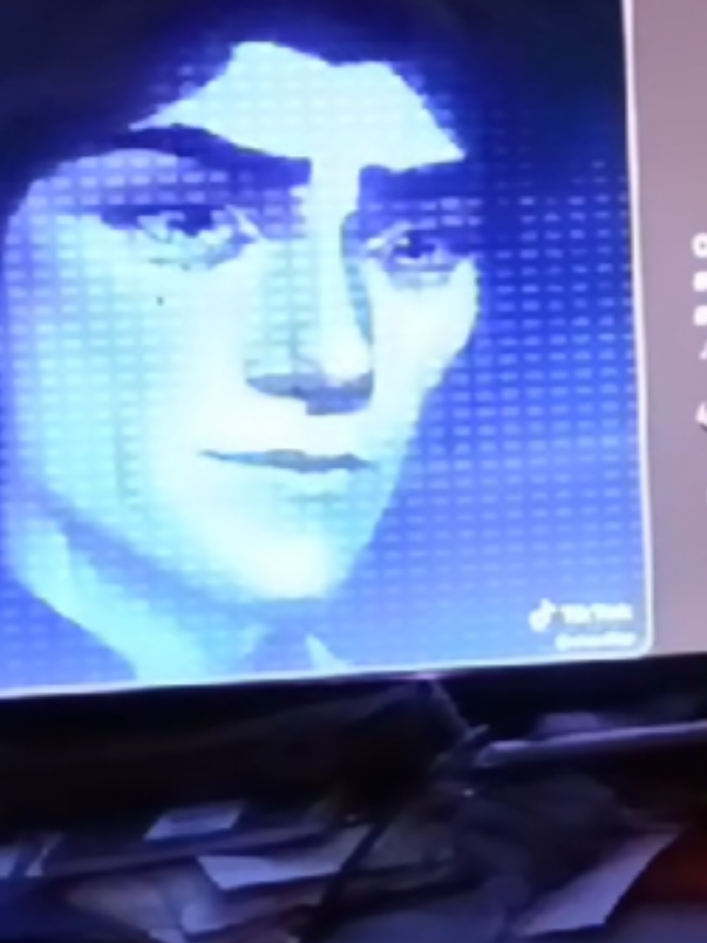 @☆sʇɐꓤ ǝɥꓕ ɟO ɹǝʅnꓤ☆