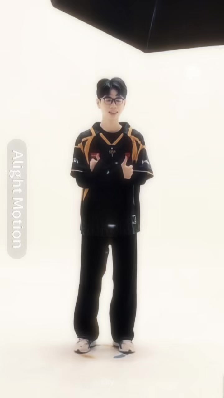 @𝘚𝘬𝘺 đang tập edit🐧