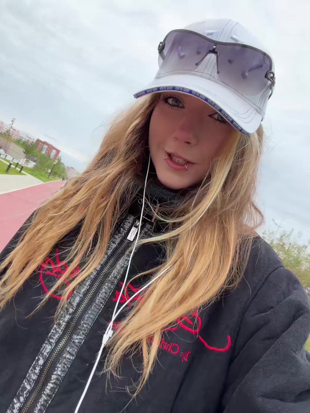 @мила