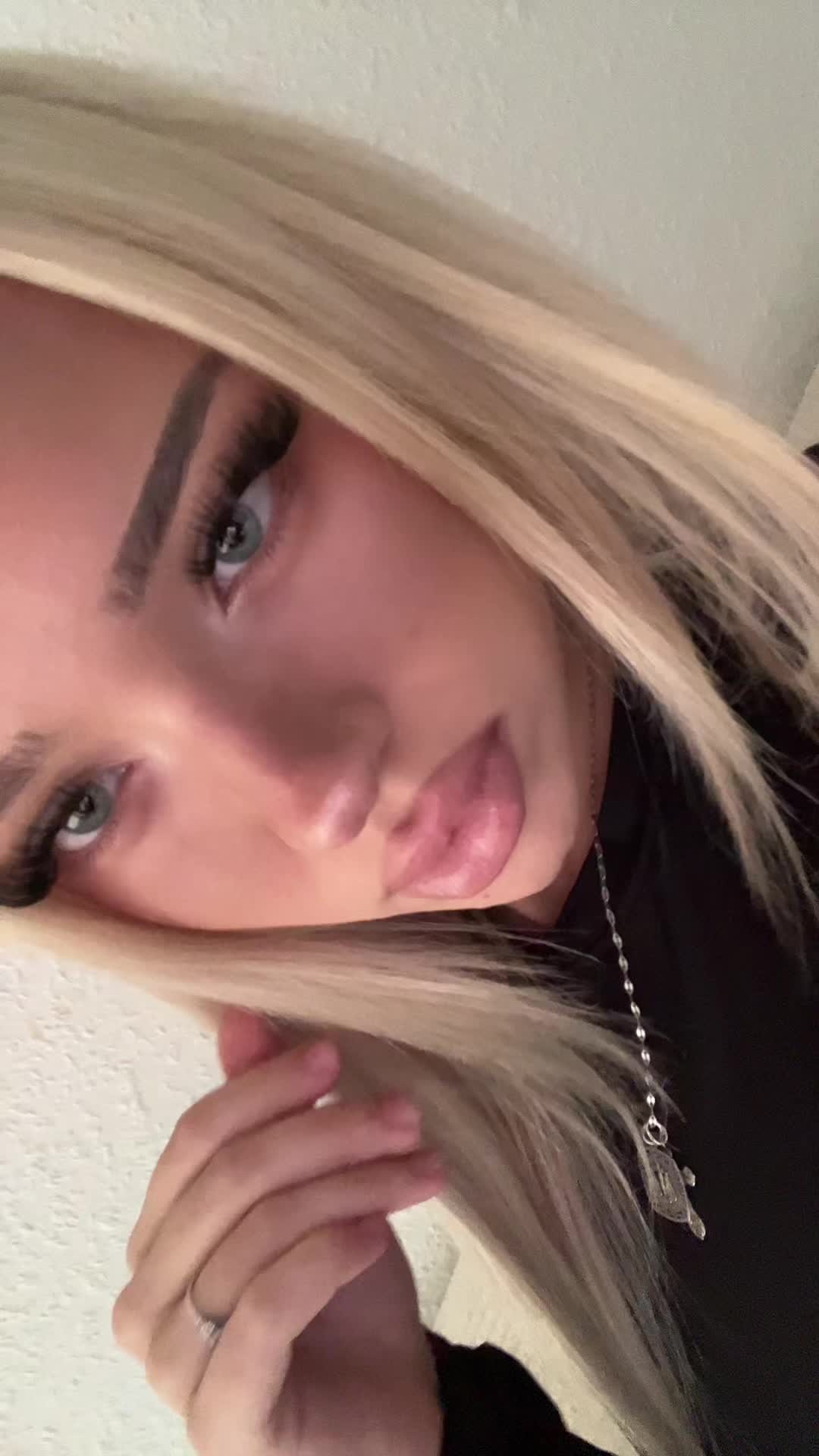 @аня