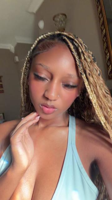 @nevaehquinaee 👩🏾❤️💋👩🏾