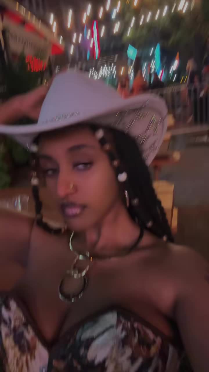 @Mae.