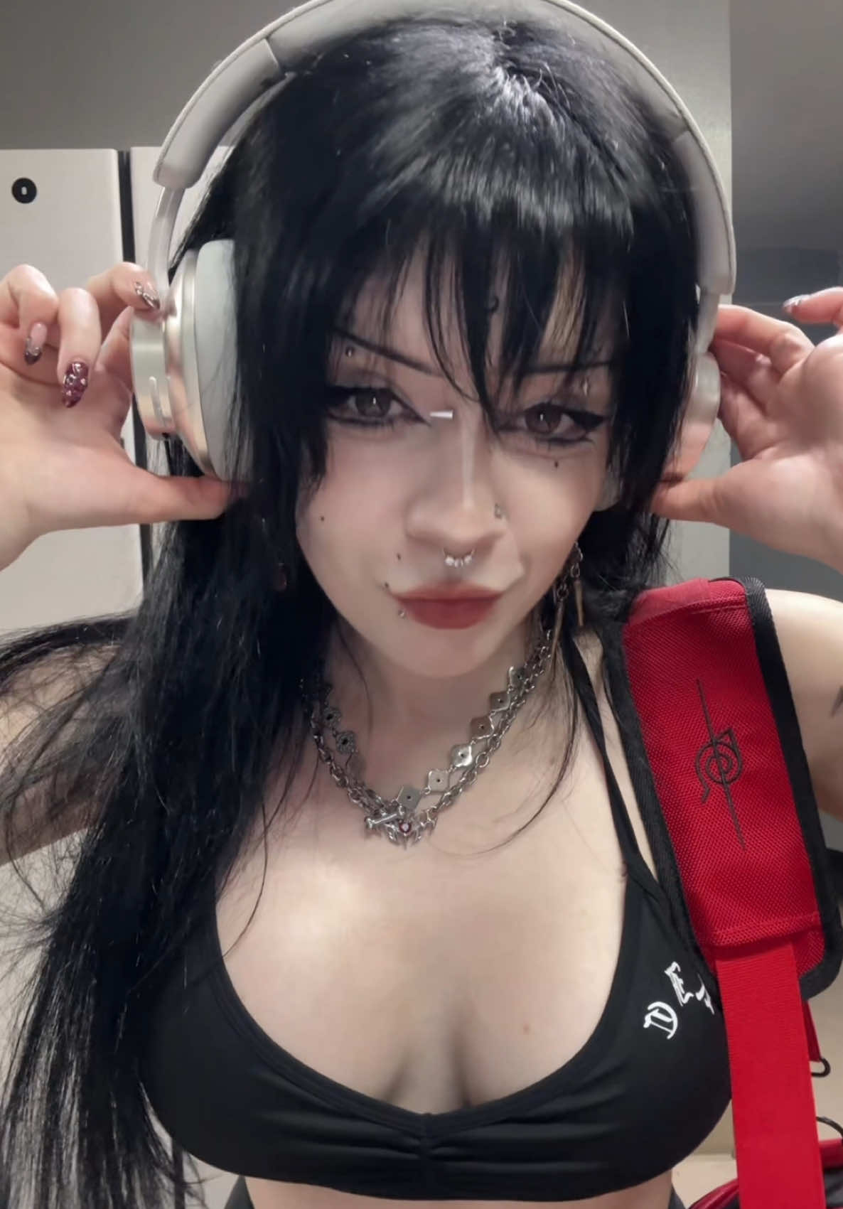 @𝐸𝑎𝑣𝑒🦇🖤