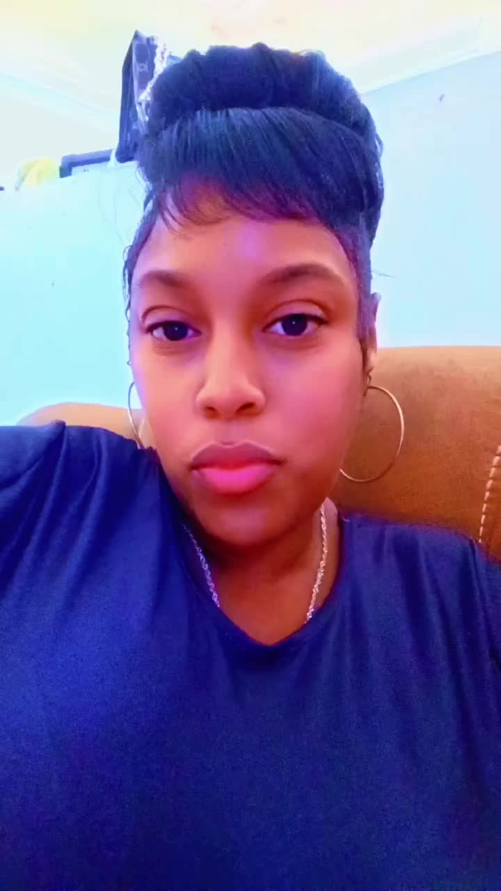 @prettyGirlHolly
