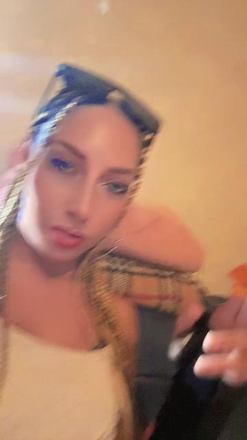 @Claudia🖤