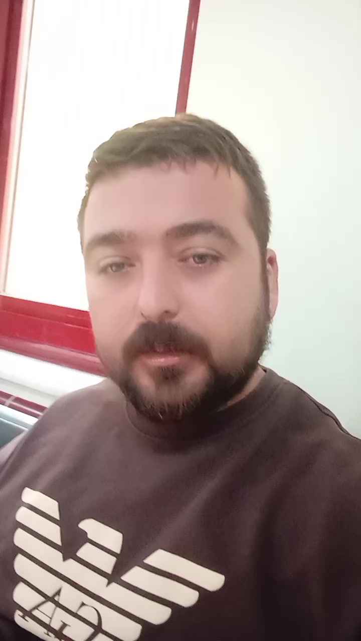 @Bir kadın tanıdımAğlıyordu