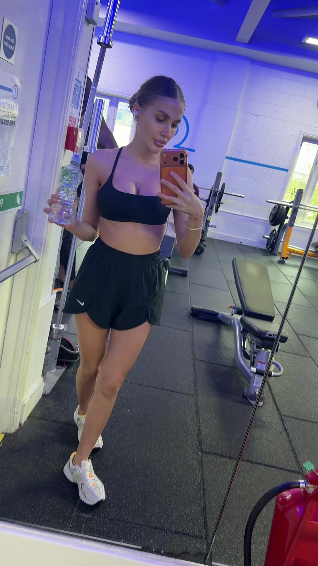 @Ella_001