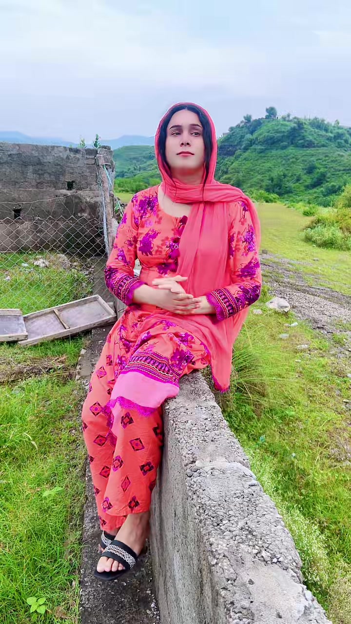 @zoya chand 700