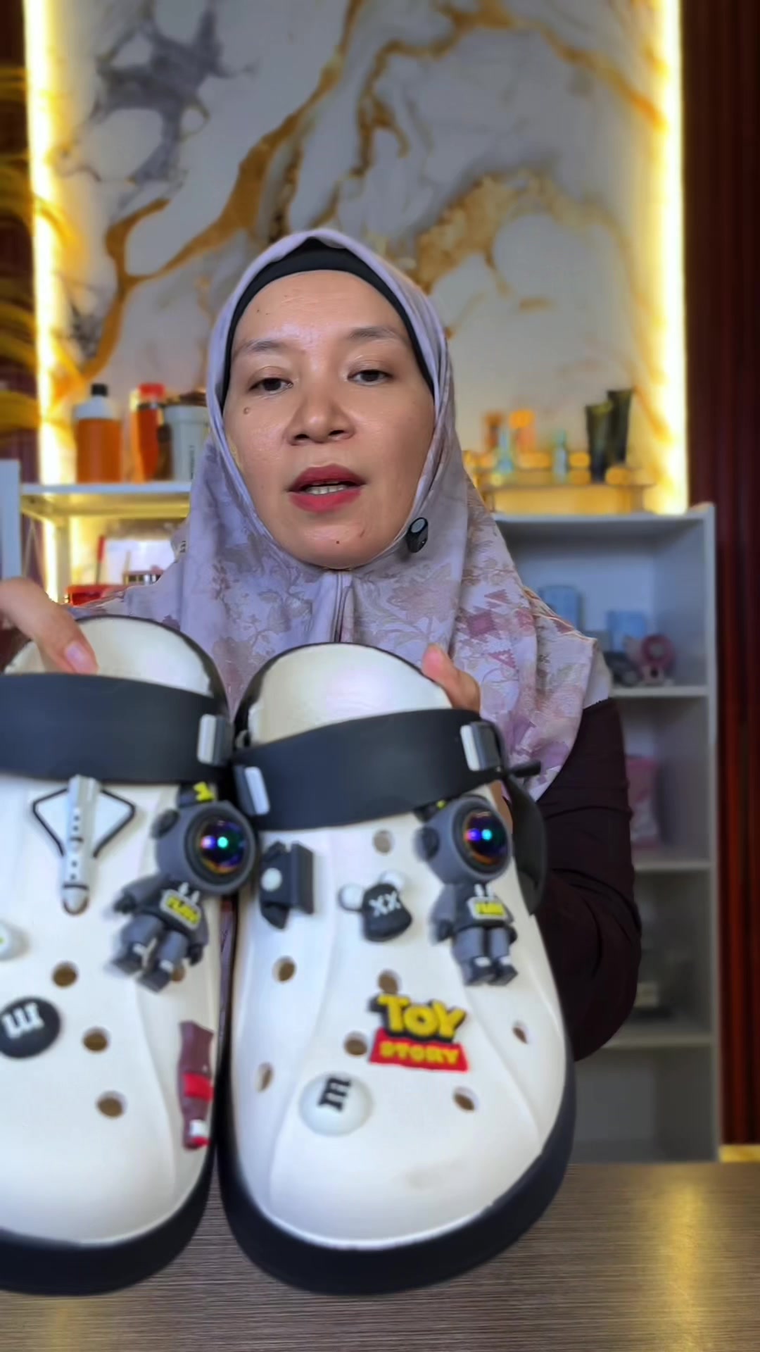 @LELI si paling TAS dan SANDAL