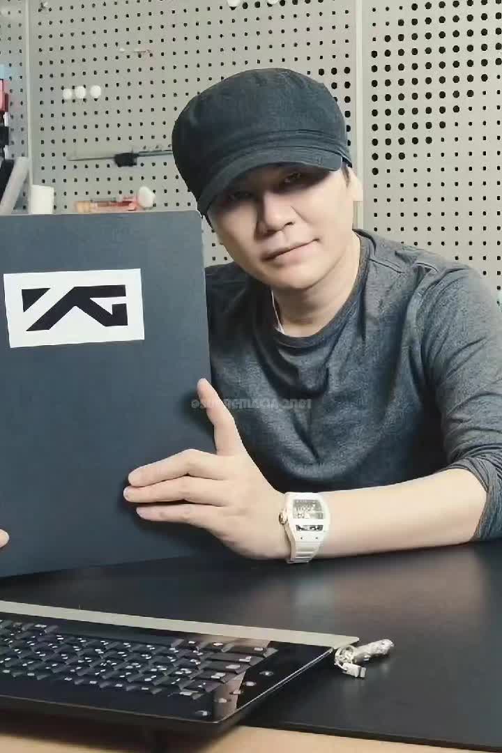 @2NE1 IS BACK, BITCH. ⁴
