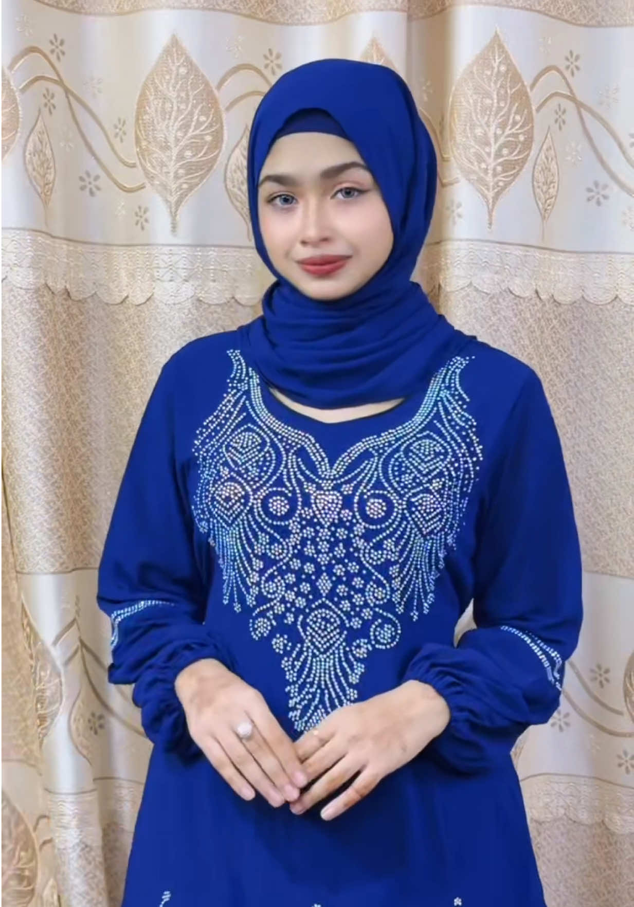 @𝑷𝑨𝑹𝑰🦋(Makeup Artist)